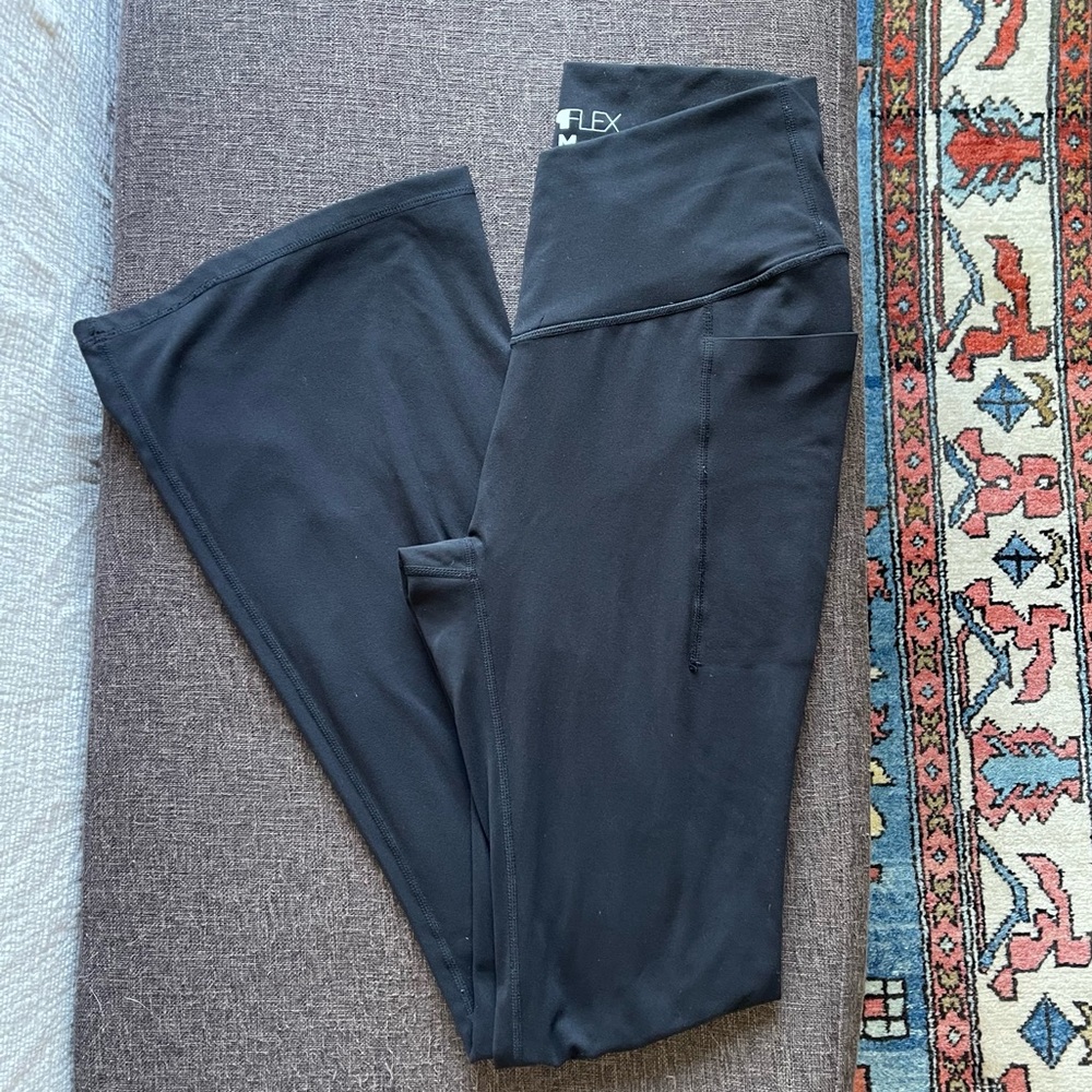 Popflex Supersculpt™ Flared Leggings with Pockets - Black
